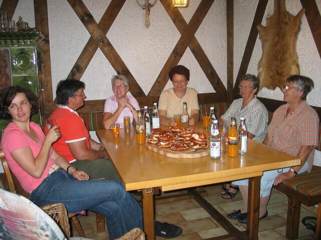Nach getaner Arbeit gab es bei Familie Stuhler noch eine Brotzeit.