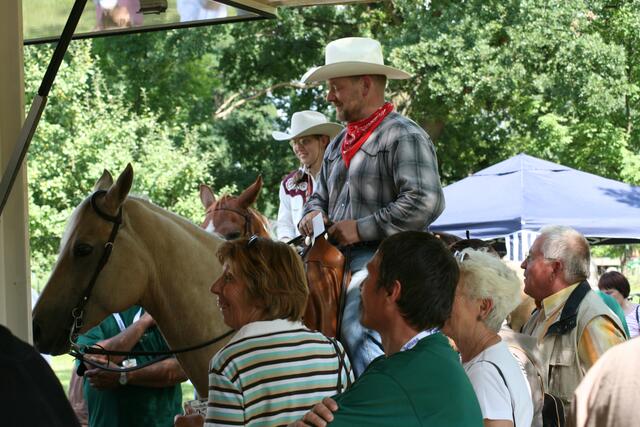 Das Pferd leckte etwas später den Biertresen sauber. Denn man Prost.