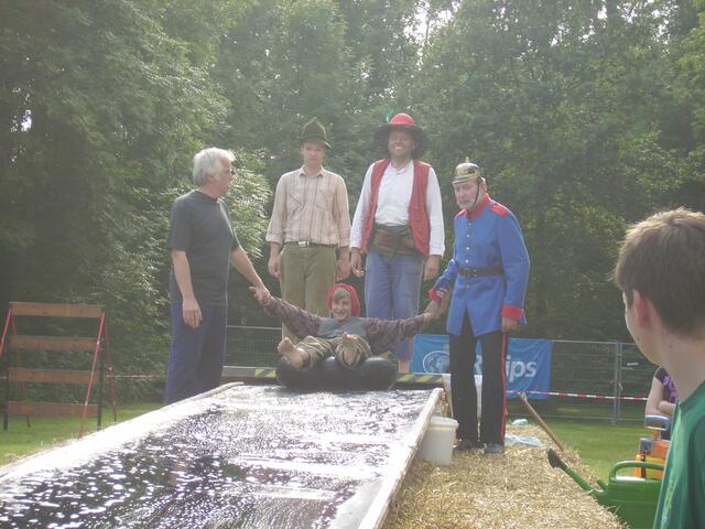Das Team der Waldbühne Ottershagen gönnte sich vor der 22 Uhr Aufführung ....