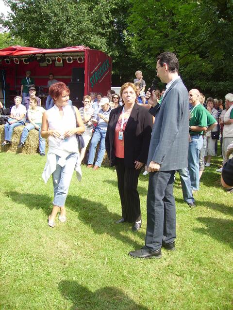 Doris Klawunde (links) eine Bundestags Abgeordnete (mitte) und der Bürgermeister von Neustadt (oder Poggenhagen)