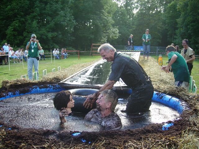 ... und landete samt Jurymitglied im Matsch