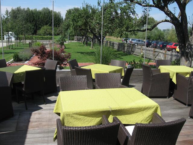 Restaurant-Terrasse neben dem Biergarten NEUHOF am See, zwischen Gundelfingen und Günzburg