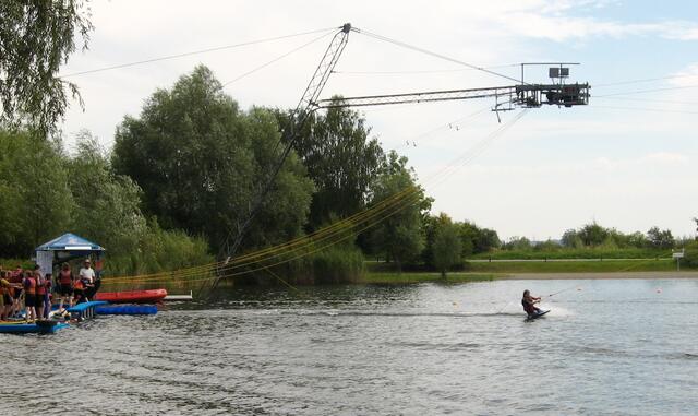Wasserski-Seilbahn mit Gastronomie