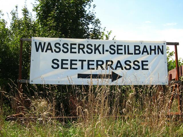 Wasserski-Seilbahn mit Gastronomie
