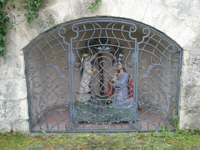 befindet sich in der Kirchmauer