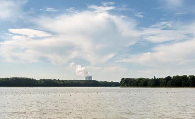 Stausee Faimingen, im Hintergrund die 160 m hohen Kühltürme des KKW Gundremmingen