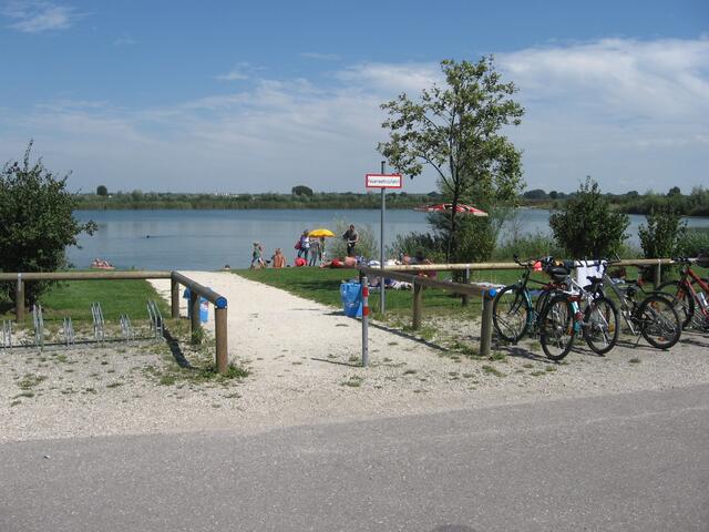 Badesee mit Liegewiese am Biergarten Neuhof bei Gundelfingen