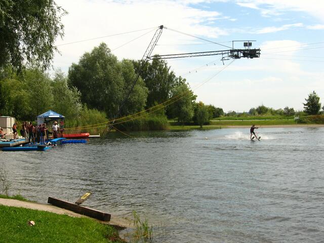 Wasserski-Seilbahn mit Gastronomie