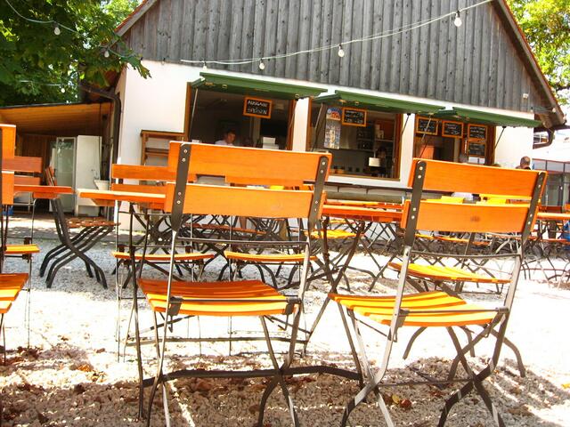 Biergarten NEUHOF am See, zwischen Gundelfingen und Günzburg, aus Bierglasperspektive