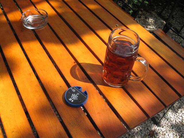 Neuhof-Radler mit Essens-Melder (die runde Dose neben dem Glas mit Wespe)