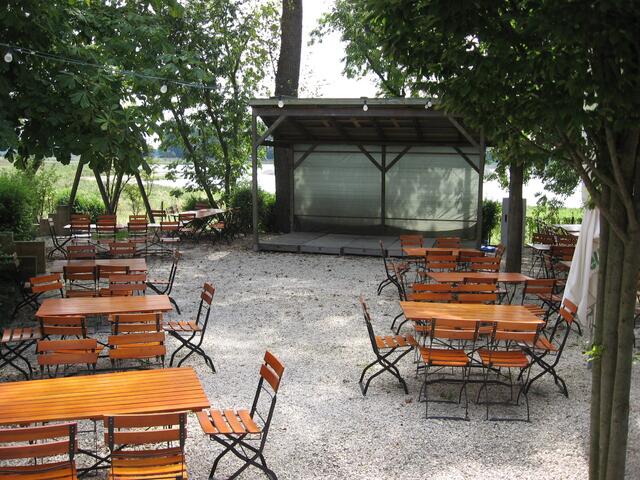 Open-Air-Bühne im Biergarten NEUHOF am See, zwischen Gundelfingen und Günzburg