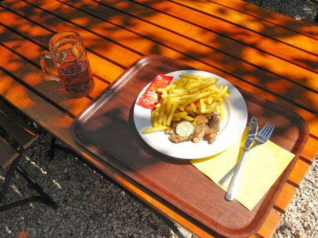 Biergarten NEUHOF am See, zwischen Gundelfingen und Günzburg: Schweinenackensteak mit Pommes in 12 Minuten fertig