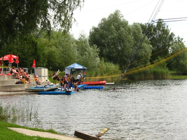Wasserski-Seilbahn mit Gastronomie