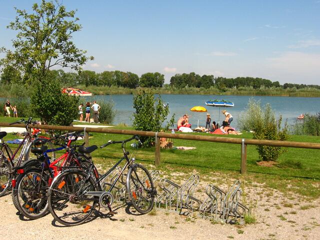 Badesee mit Liegewiese am Biergarten Neuhof bei Gundelfingen