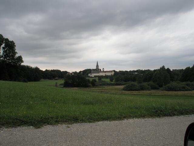 als ich dann wieder nach hause gefahren bin, kam ich von weitem an der Erzabtei St. Ottilien vorbei