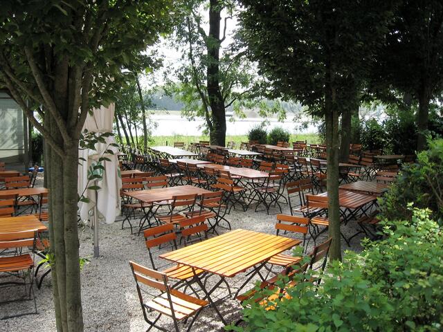 Biergarten NEUHOF am See, zwischen Gundelfingen und Günzburg, im Hintergrund ein noch aktiver Baggersee