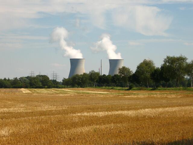 Über den abgeernteten Weizenfelder dampft fröhlich das Kernkraftwerk Gundremmingen