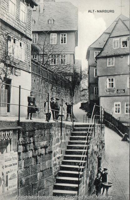 Spielende Kinder an der Schlimmen Mauer um 1910