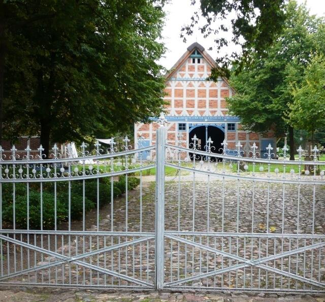 Hinter einem wunderschönen Zaun...
