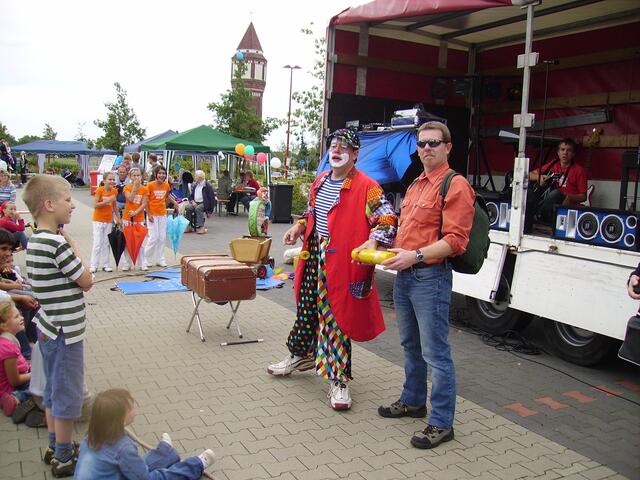 Clown Luftikus mit seinem Opfer