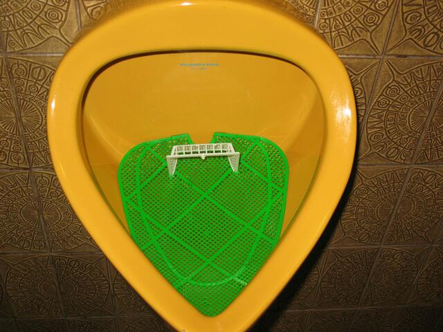 Hier trifft sogar Per Mertesacker!