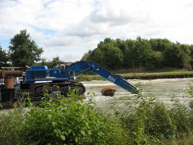 Was macht denn ein Bagger auf dem Wasser!