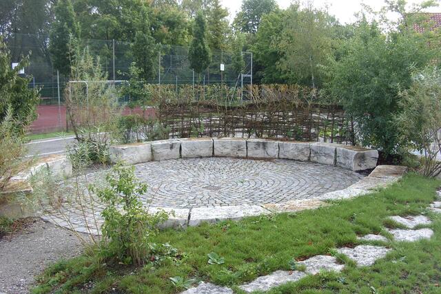 Pausenhofschon eingewachsen