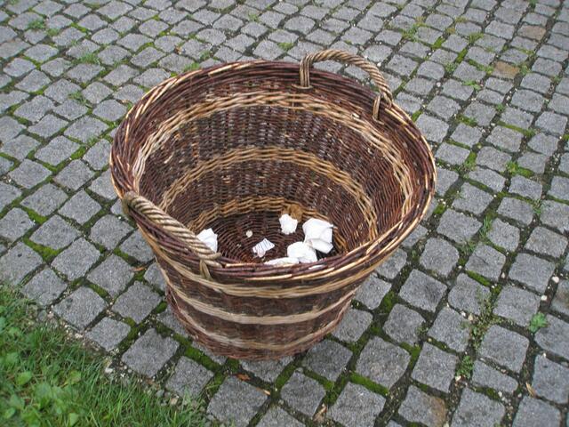 mittelalterlicher Abfalleimer :-)) - aber ob die damals solchen Abfall hatten ??