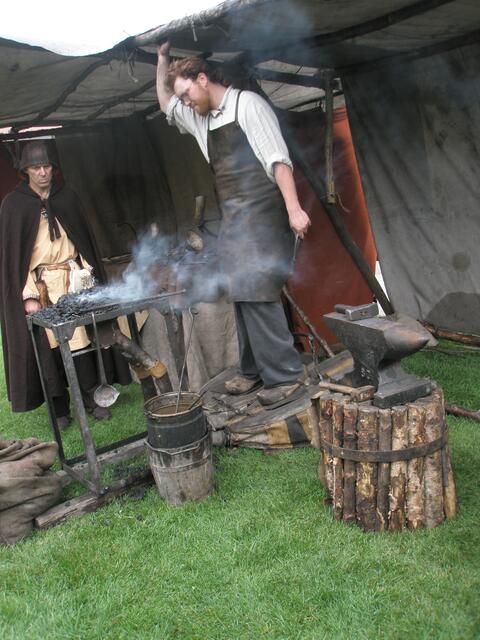 der Schmied tritt den Blasebalg