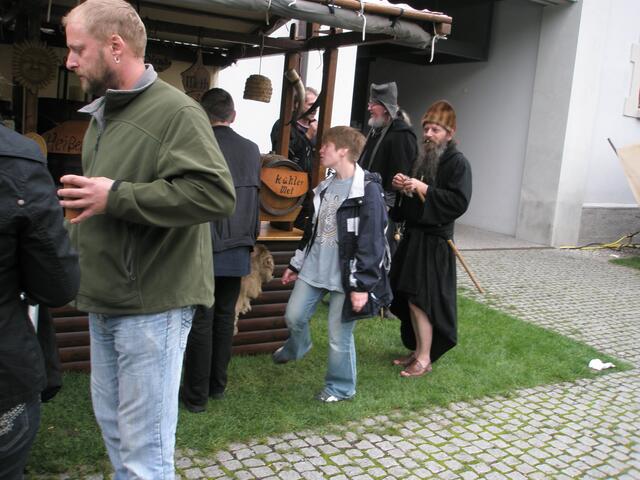 rechts - ohne Strümpfe in Sandalen, dafür aber Pelzmütze auf