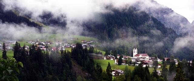 verdecken Berge, befallen das Land