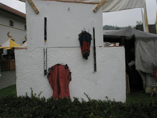 Rückseite - Bälle fallen oben rechts in eine Pudelmütze :-))