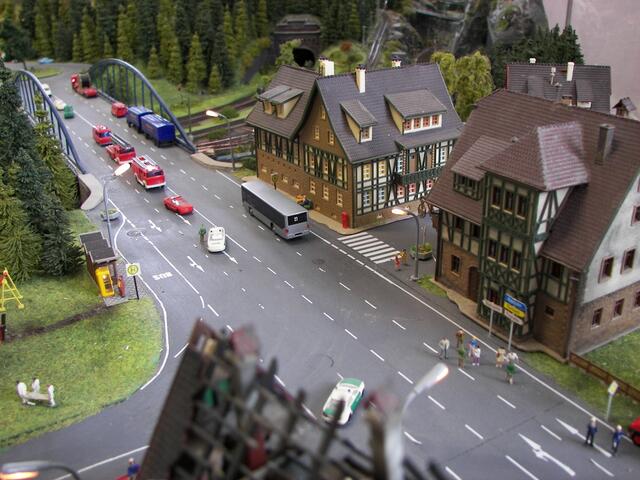 Der Bus hält sauber an der Haltestelle, um wenig später wieder seine Linie aufzunehmen