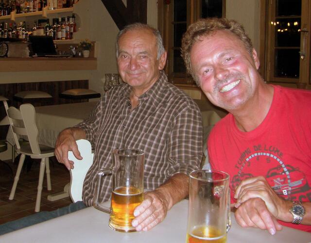 Heinrich u.  Uwe mit " Apfelsaftschorle"