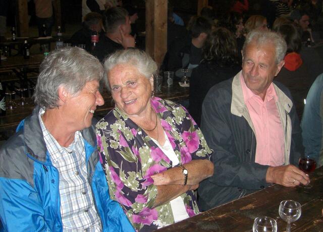 Grillfestabend in Aldeine mit Seniorvorstand Luis und seine liebe Frau Anna (v. re. )