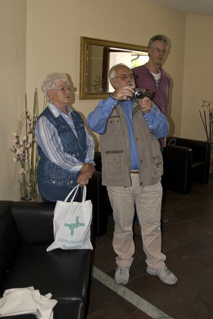 Hermine und Herbert aus Augsburg, im Hintergrund Rolf, Ursulas Ehegatte