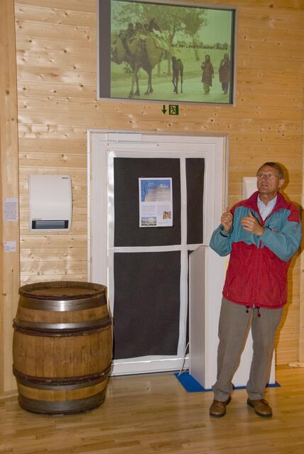 Dr. Dr. Wolfgang Knabe erklärt die Aufgaben eines Fasses