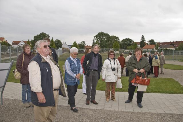 Die Schreiberlinge vor der Weltkugel
