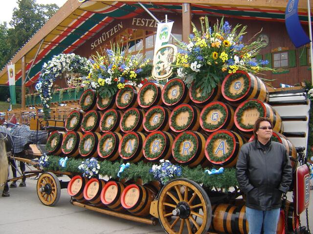 "Löwenbräu-Festwagen"