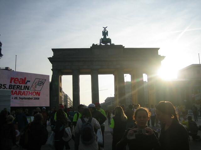 Kurz vorm Start hinterm Brandenburger Tor