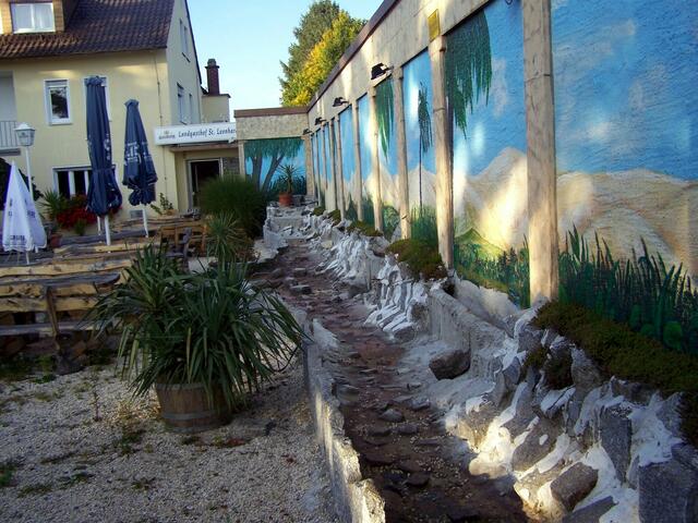 orientalische Wand - im Sommer mit Wasserfall