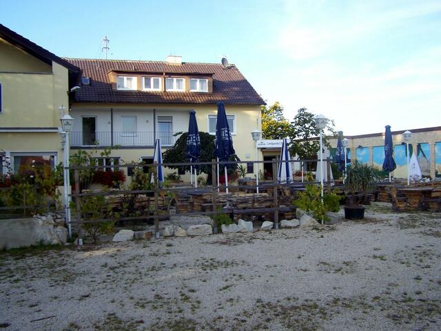 Neu eingesäter Rasen als Kinderspielwiese