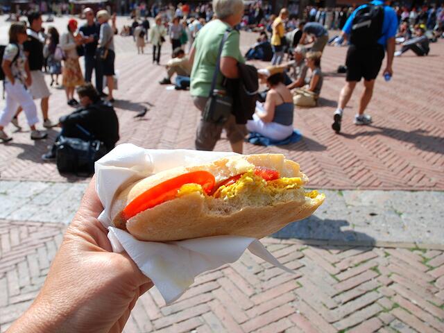 Guten Appetit - nirgendwo schmecken die tollen Brötchen besser als in Siena, sagt man !!!