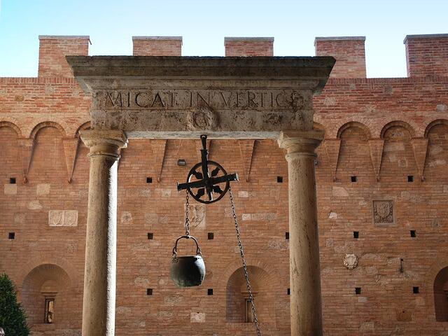 Zierbrunnen im Palazzo Chigi-Saracini