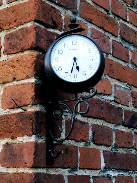 Neue Uhr im alten Stil - an echt-alter Wand