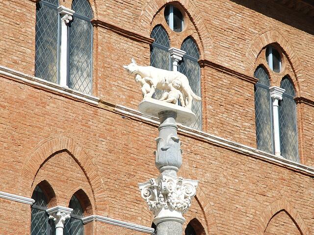 Genau wie Rom gehört die Wölfin zum Wahrzeichen der Stadt Siena.