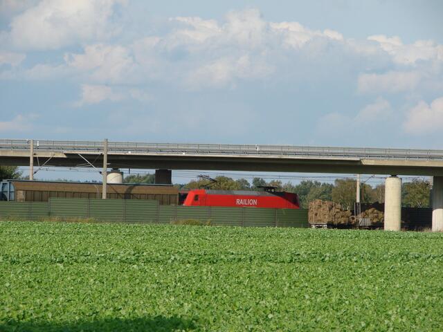 ja, auch die Bahnstrecke (Lehrte - Berlin) führt an Lehrte-Arpke vorbei....