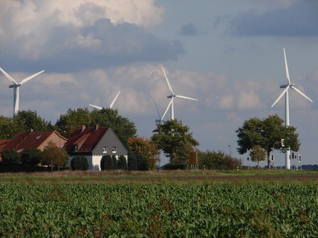 3 Wohneinheiten direkt an der Umgehungsstraße und im Background den Windpark.....hmmmm