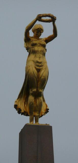 Das Monument Gëlle Fra (Goldene Frau)