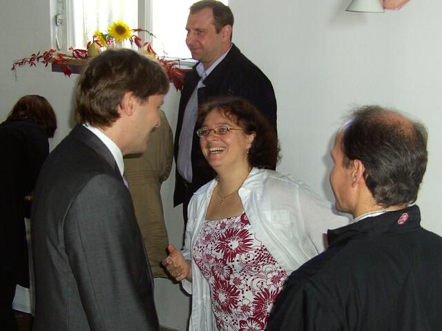 Claudia Arenz im gespräch mit Bürgermeister Dr. Higl und Kirchenvorsteher Frank Kochsiek